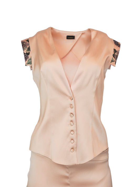 Le Perla Maps in Bloom vintage. A two-piece peach-colored satin set consisting of a sleeveless button-front top with patterned cap sleeves and matching slim trousers, shown on a plain white background.