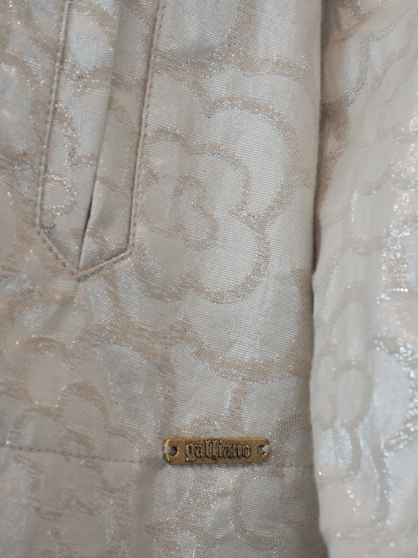 A vintage John galliano 2010 cropped double-breasted jacket in a white light beige jacquard fabric with a subtle floral pattern, featuring notched lapels and four brown buttons