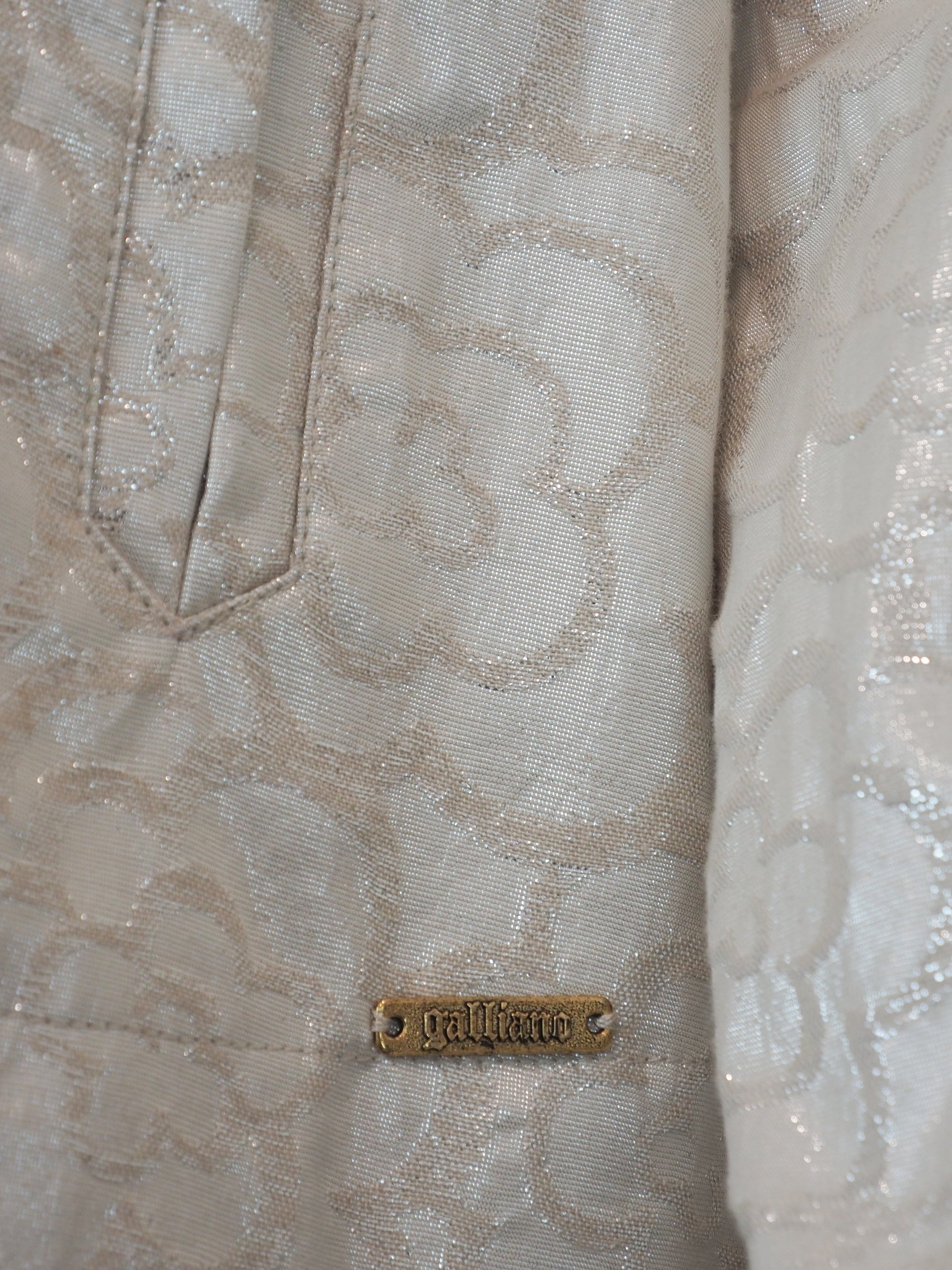 A vintage John galliano 2010 cropped double-breasted jacket in a white light beige jacquard fabric with a subtle floral pattern, featuring notched lapels and four brown buttons