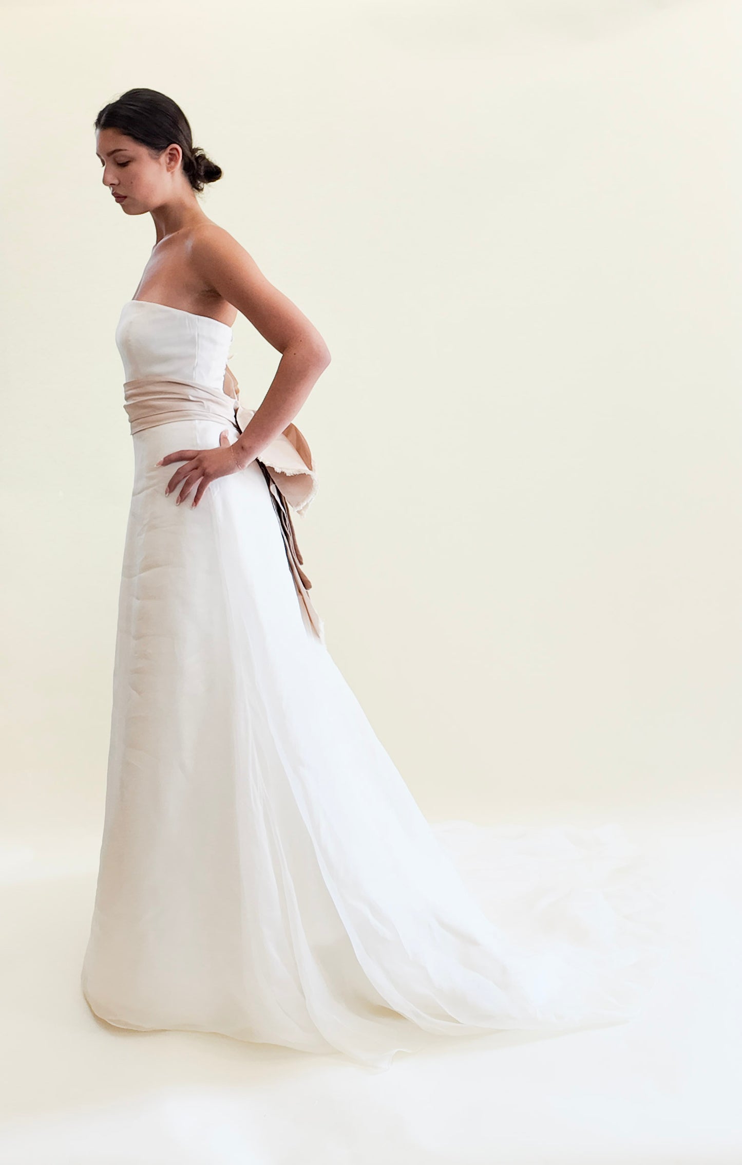 Vera Wang 2004 Strapless Silk Wedding Gown with Pale Pink detachable Bow