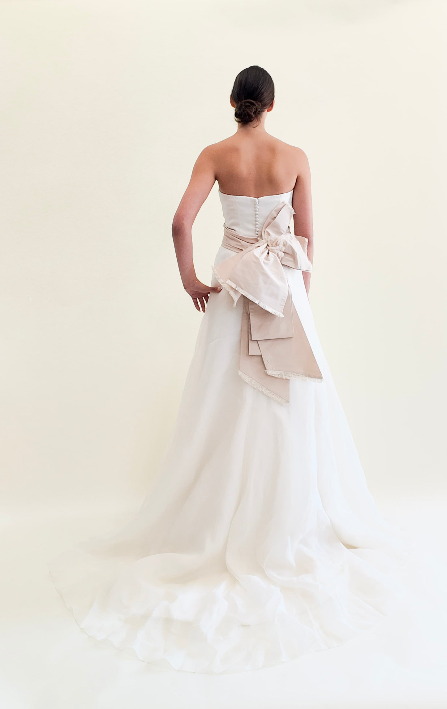 Vera Wang 2004 Strapless Silk Wedding Gown with Pale Pink detachable Bow