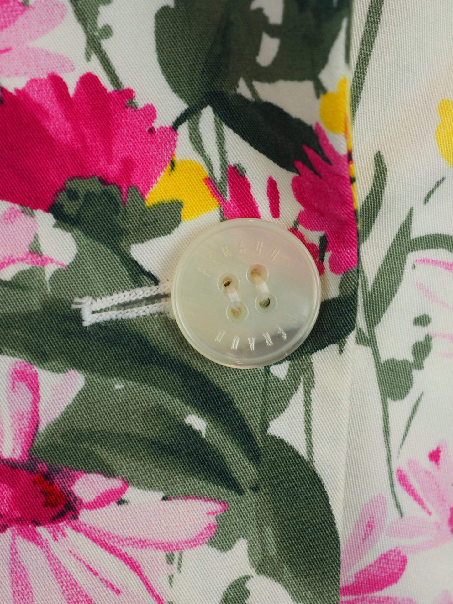 A vintage women's long-sleeve blazer by Feraud, featuring a vibrant multicolor floral print on a light cream background. The print includes red poppies, pink and yellow flowers, and green leaves.