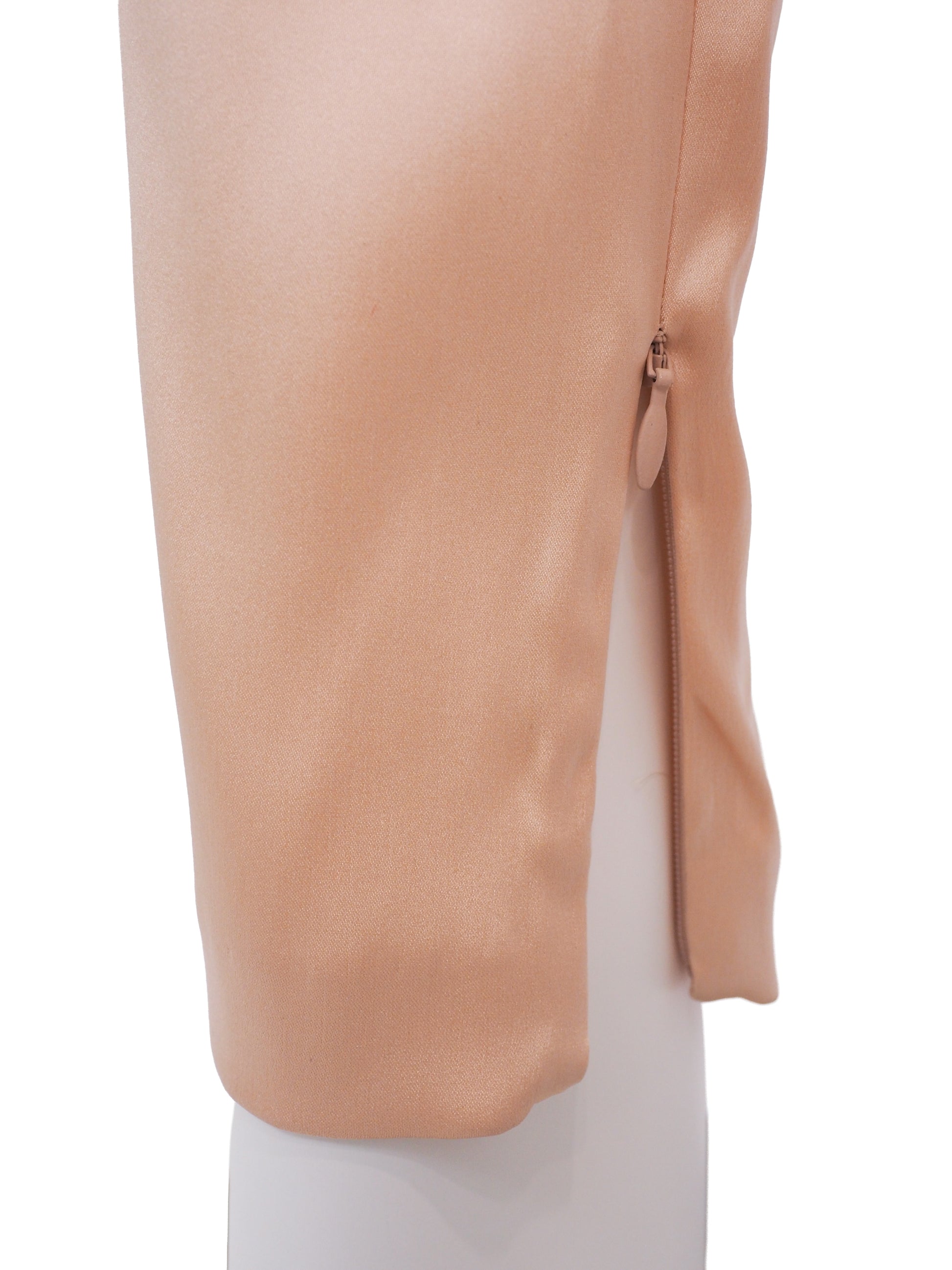 Le Perla Maps in Bloom vintage. A two-piece peach-colored satin set consisting of a sleeveless button-front top with patterned cap sleeves and matching slim trousers, shown on a plain white background.