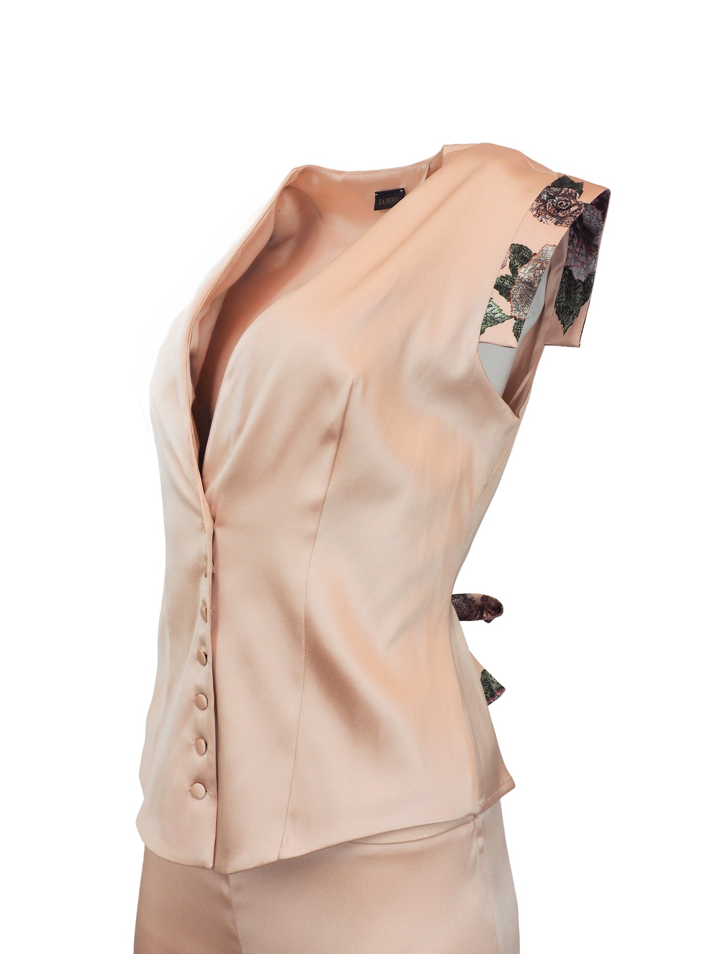 Le Perla Maps in Bloom vintage. A two-piece peach-colored satin set consisting of a sleeveless button-front top with patterned cap sleeves and matching slim trousers, shown on a plain white background.