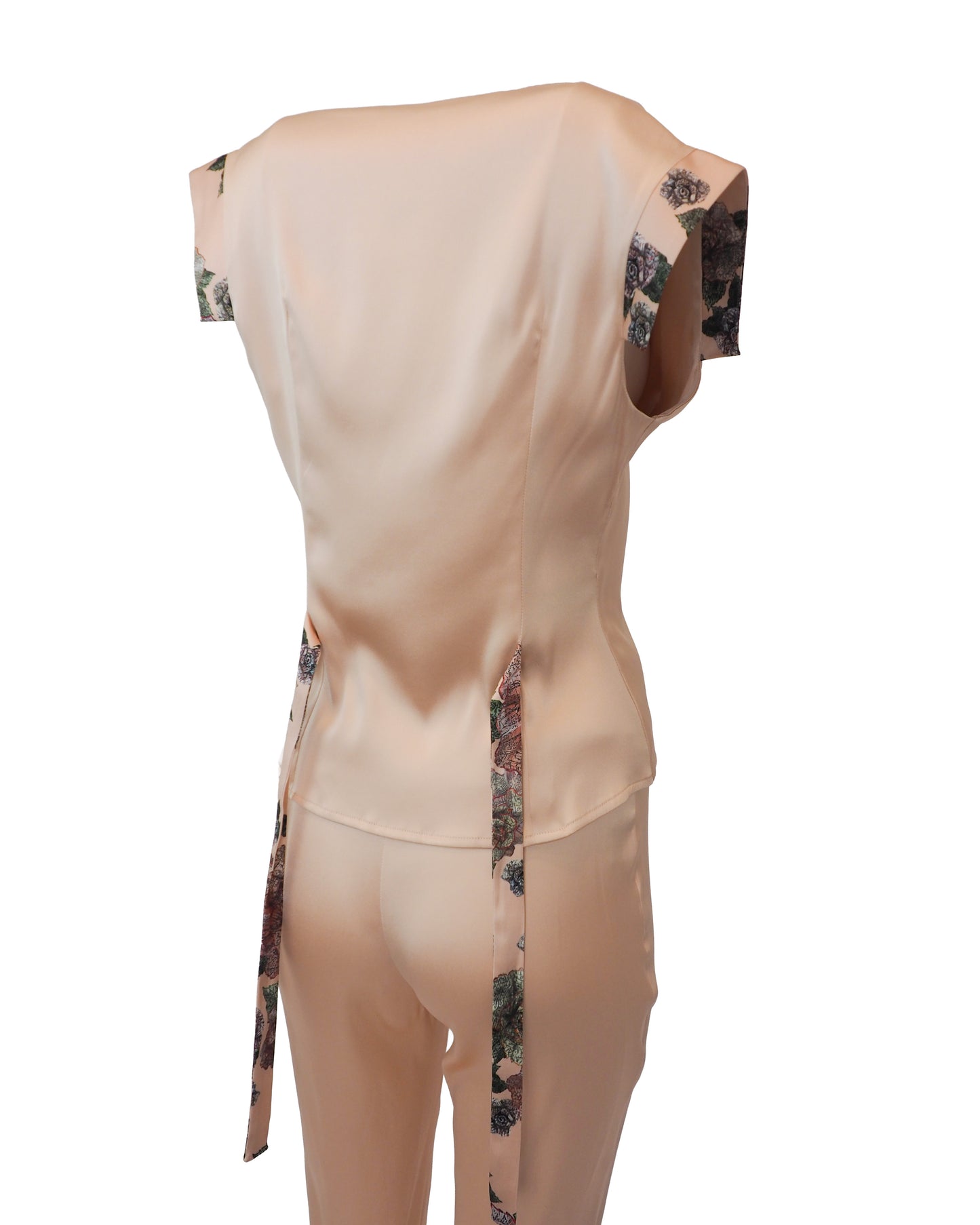Le Perla Maps in Bloom vintage. A two-piece peach-colored satin set consisting of a sleeveless button-front top with patterned cap sleeves and matching slim trousers, shown on a plain white background.