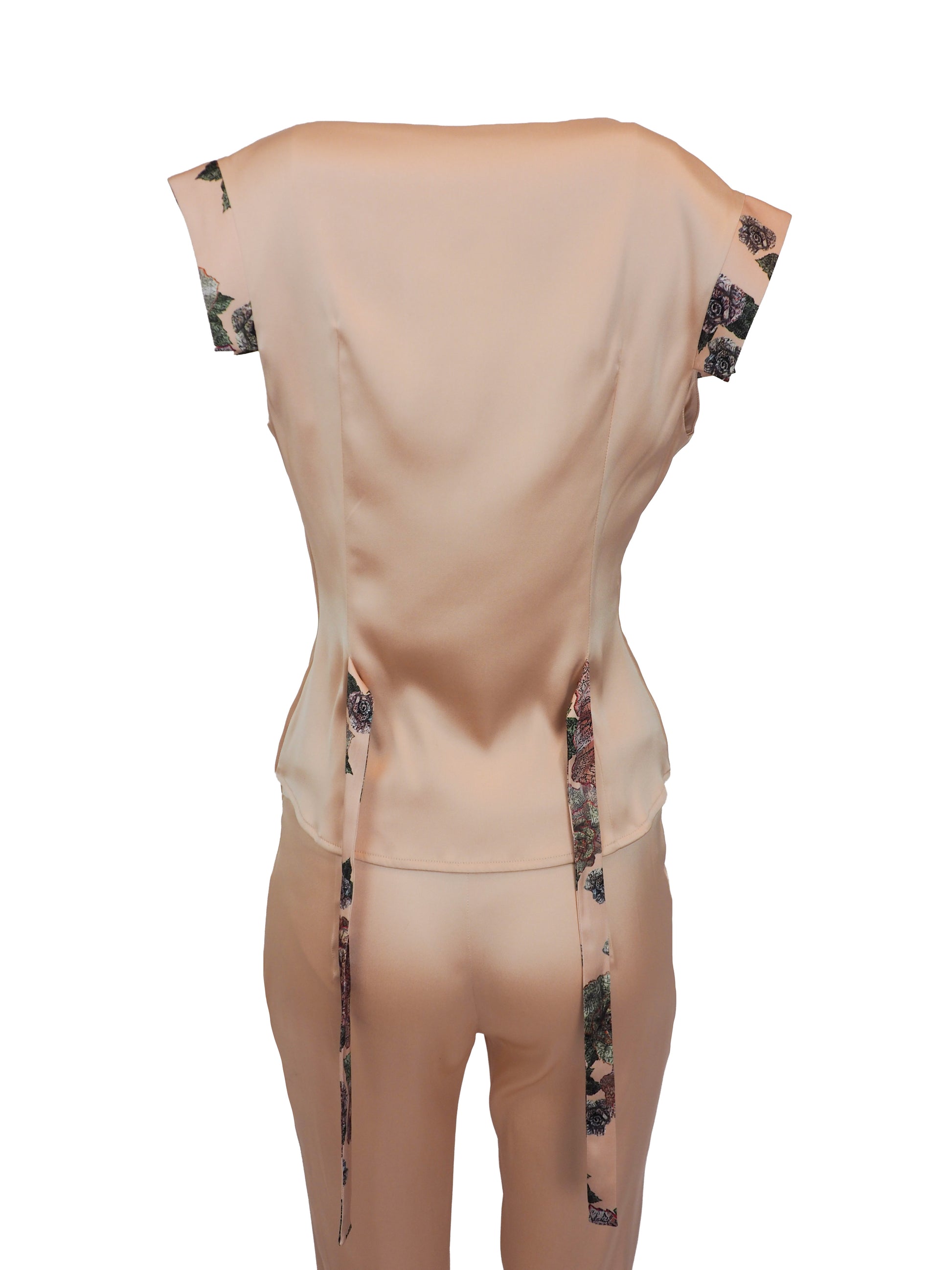 Le Perla Maps in Bloom vintage. A two-piece peach-colored satin set consisting of a sleeveless button-front top with patterned cap sleeves and matching slim trousers, shown on a plain white background.