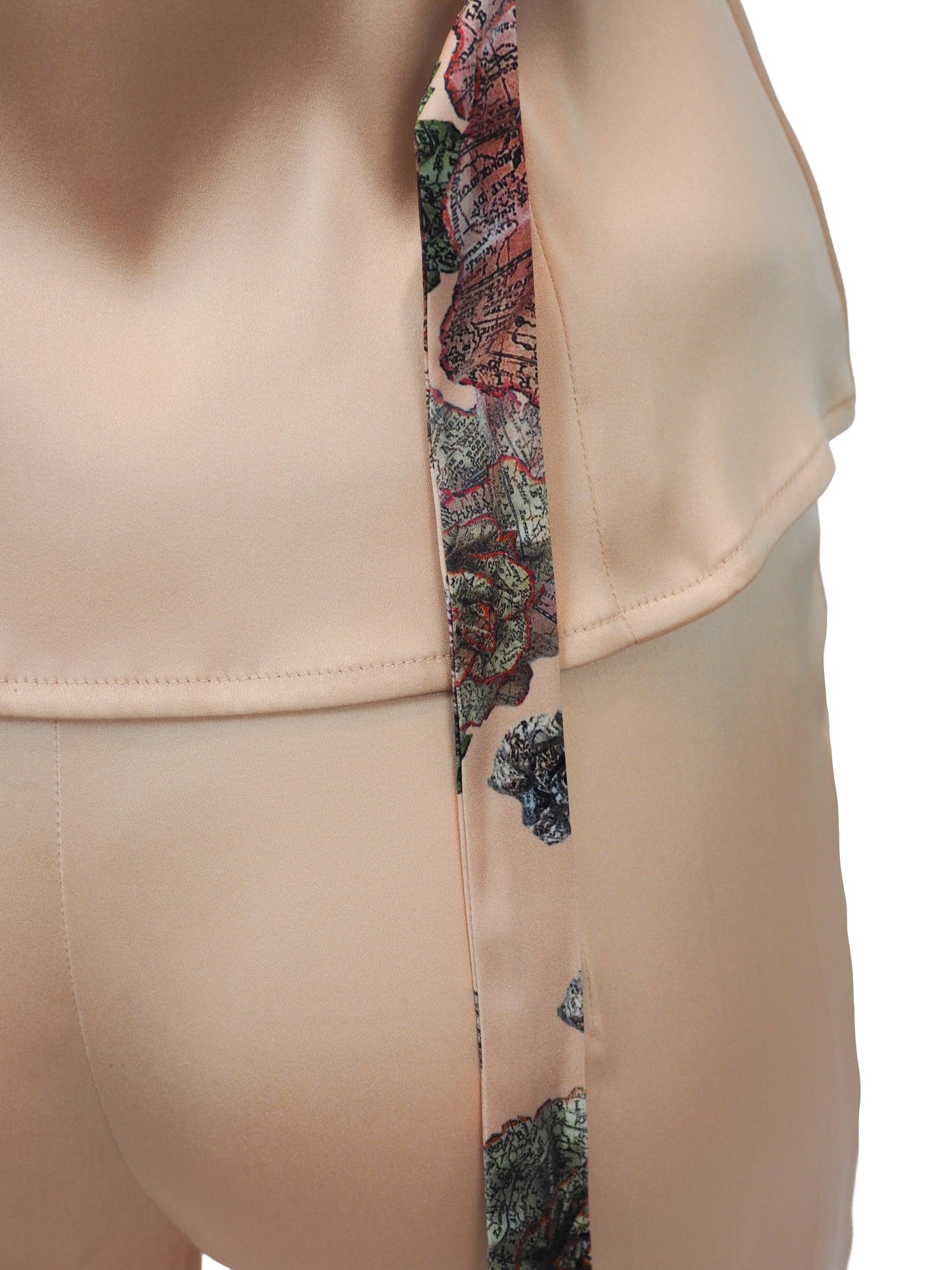 Le Perla Maps in Bloom vintage. A two-piece peach-colored satin set consisting of a sleeveless button-front top with patterned cap sleeves and matching slim trousers, shown on a plain white background.