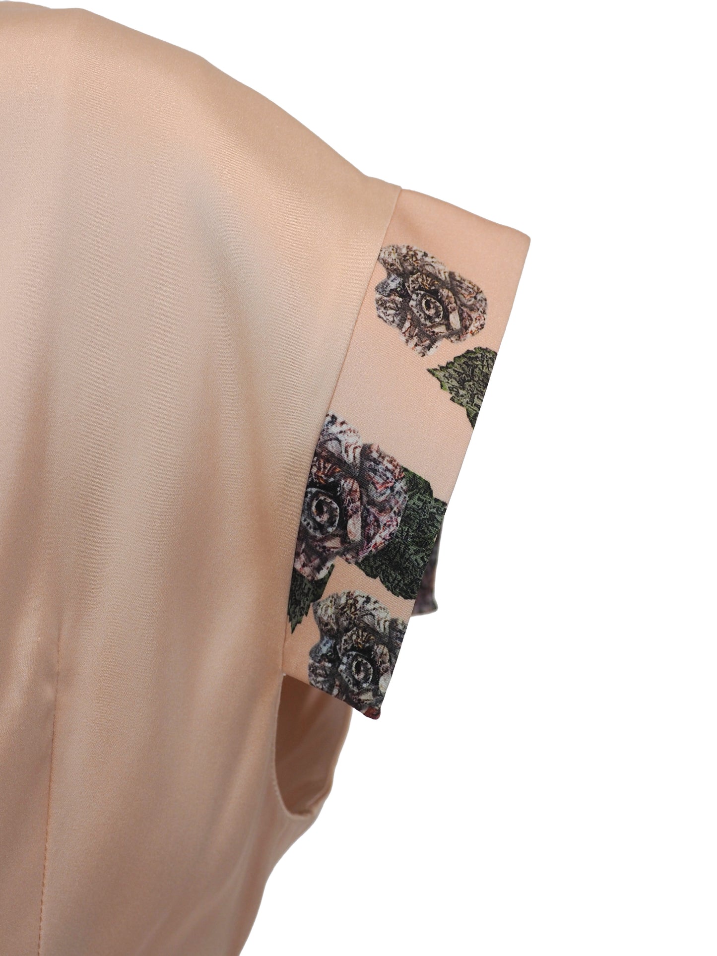 Le Perla Maps in Bloom vintage. A two-piece peach-colored satin set consisting of a sleeveless button-front top with patterned cap sleeves and matching slim trousers, shown on a plain white background.